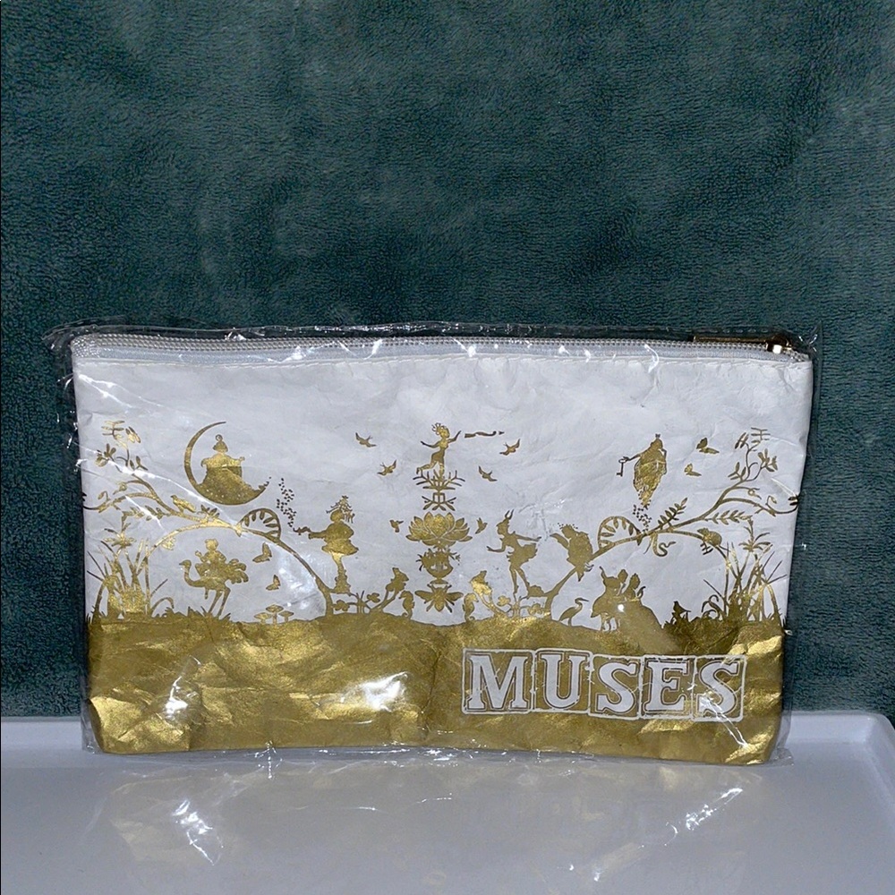 NWT Muse White & Gold Cosmetic Bag